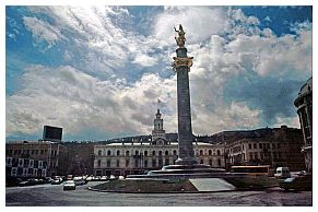 Platz der Freiheit mit Rathaus und Georgssule