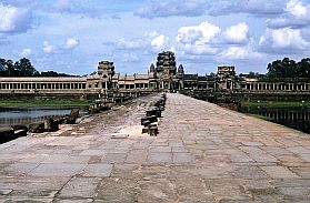 Angkor Wat - Damm ber den Wassergraben