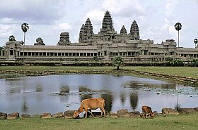 Angkor Wat: Linkes Wasserbecken und Haupttempel