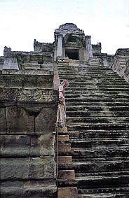 Angkor Wat: Steiler Aufgang zum Zentralheiligtum