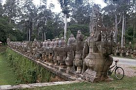 Angkor Thom: Dmonen auf der Brcke zum Sdtor