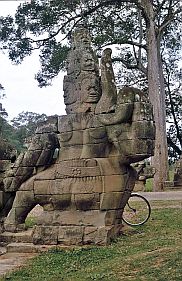 Angkor Thom: Dmonen auf der Brcke zum Sdtor