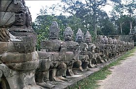 Angkor Thom: Dmonen auf der Brcke zum Sdtor