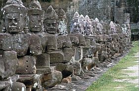 Angkor Thom: Dmonen auf der Brcke zum Sdtor
