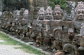 Angkor Thom: Dmonen auf der Brcke zum Sdtor