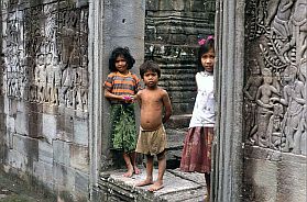 Angkor Thom: Bayon-Tempel - Kinder und Reliefs