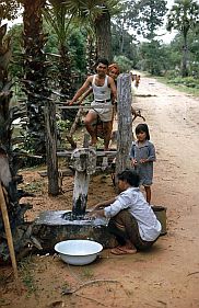 Umgebung von Siem Reap: Stampfen von Prahok, der Fischpaste