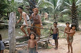 Umgebung von Siem Reap: Stampfen von Prahok, der Fischpaste