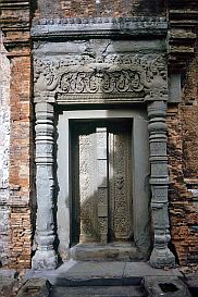 Angkor: Tempel Preah Ko - Verzierte Tür