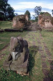 Angkor: Tempel Preah Ko - Nandi, der heilige Stier, das Reittier Shivas