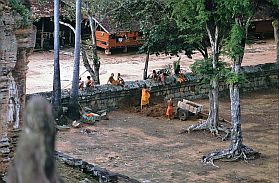 Angkor: Bakong-Tempel - Mnche bei der Arbeit