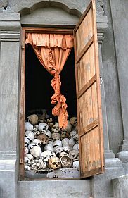 Umgebung von Siem Reap: Stupa mit Totenschdeln der Killing Fields