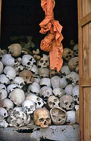 Umgebung von Siem Reap: Stupa mit Totenschdeln der Killing Fields