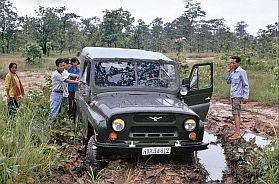 Unser Jeep steckt im Schlamm