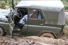 Unser Jeep steckt im Schlamm