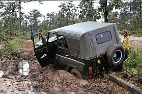 Unser Jeep steckt im Schlamm