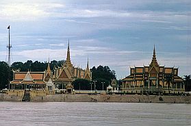 Phnom Penh: Knigspalast vom Fluss aus