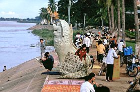 Phnom Penh: Menschen am Flussufer