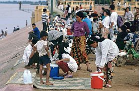 Phnom Penh: Menschen am Flussufer
