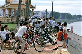 Phnom Penh: Menschen am Flussufer