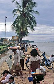 Phnom Penh: Menschen am Flussufer