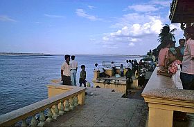 Phnom Penh: Menschen am Flussufer