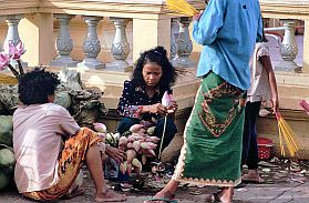 Phnom Penh: Verkauf von Lotosblten fr den Tempel