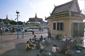 Phnom Penh: Knigspalast im Hintergrund