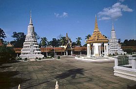 Phnom Penh: Stupas auf dem Gelnde der Silberpagode