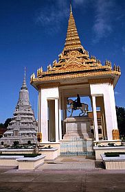 Phnom Penh: Reiterstandbild von Knig Norodom auf dem Gelnde der Silberpagode