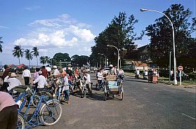 Phnom Penh: Menschen am Flussufer