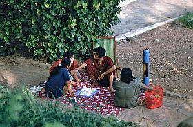 Phnom Penh: Wat Phnom - Wahrsagerin mit Kundinnen