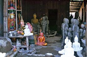 Phnom Penh - Hinterhoffabrik fr Buddhafiguren