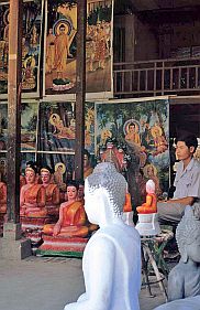 Phnom Penh - Hinterhoffabrik fr Devotionalien