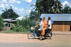 Phnom Penh: Stadtrand - Mopedtransport