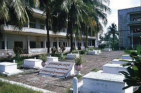 Phnom Penh: Innenhof von Tuol Sleng mit Gedenksteinen fr die letzten Opfer der Roten Khmer