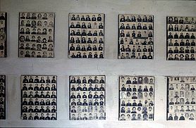 Tuol Sleng: Fotowand mit Opfern