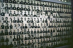 Tuol Sleng: Fotowand mit Opfern