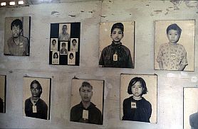 Tuol Sleng: Fotowand mit Opfern - Kinder