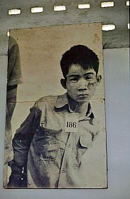 Tuol Sleng: Foto eines Jungen