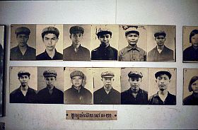 Tuol Sleng: Fotowand mit den Ttern