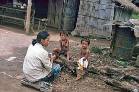 Weg nach Bong Long: Mutter mit Kindern beim Holzsgen