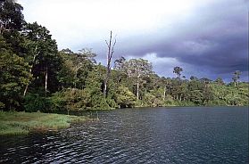 Umgebung von Bong Long: See Yak Loum, ein Kratersee