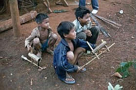 Umgebung von Bong Long: Kinder mit 'Luftgewehr'