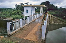 Umgebung von Bong Long: Kleines Wasserkraftwerk