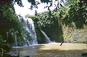 Umgebung von Bong Long: Ka Choung Wasserfall