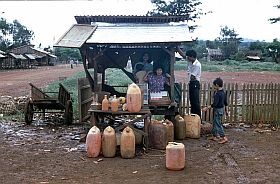 Rckfahrt von Bong Long nach Stung Treng: Tankstelle