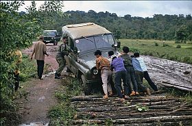 Rckfahrt von Bong Long nach Stung Treng: Der Jeep steckt fest