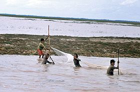 Fischer in einem Kanal im Mekong-Delta