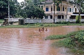 Kampot: Strae als Swimmingpool